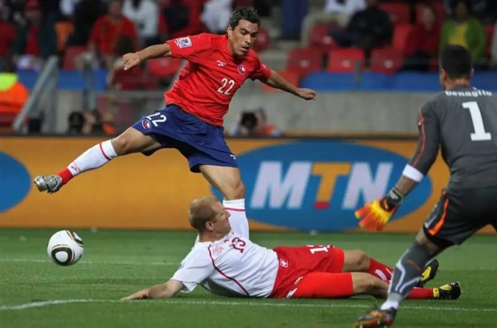 El otrora goleador albo en acción durante el Mundial de Sudáfrica 2010.
