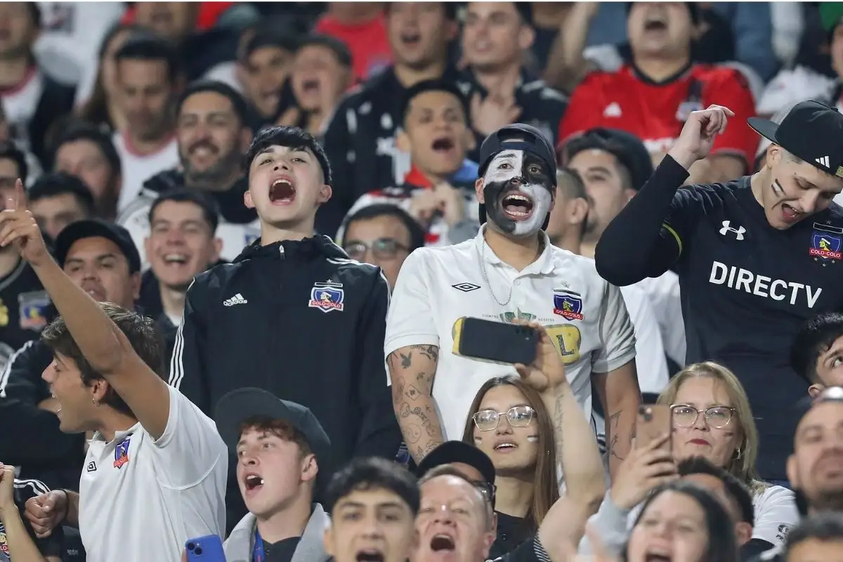 Hinchas de Colo-Colo no pueden entrar al Mâs Monumental.