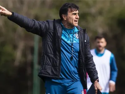 Da la vuelta al mundo: El tenso cruce de Gustavo Quinteros con uno de sus jugadores en Vélez Sarsfield