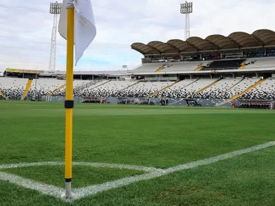 Alarmas en Macul: Advierten secuelas del sistema frontal en el césped del Estadio Monumental