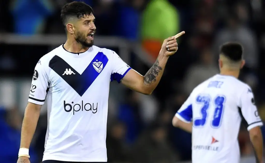 Matías de los Santos, actual defensor de Vélez Sarsfield, es quien toma fuerza para reemplazar a Emiliano Amor.