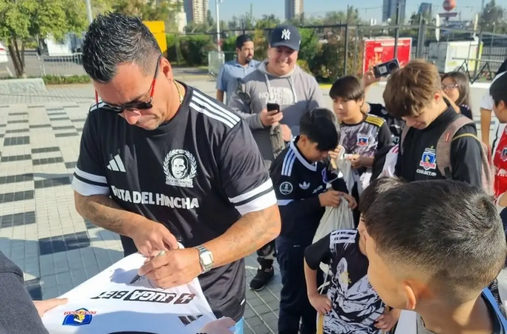 El goleador histórico acompañó a la Ruta del Hincha en el Estadio Monumental.