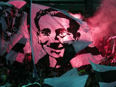Garra Blanca le rinde un sentido homenaje a David Arellano y aprovecha de criticar a Blanco y Negro