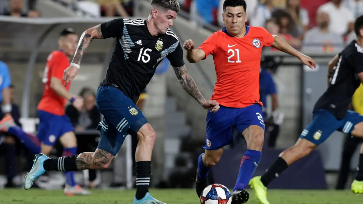 Futbol, Argentina vs Chile Partido amistoso 2019 El jugador de la seleccion chilena Tomas Alarcon, derecha, disputa el balon con Rodrigo De Paul de Argentina durante el partido amistoso realizado en el estadio Los Angeles Memorial Coliseum de Los Angeles, Estados Unidos. 05/09/2019 German Alegria/Photosport Football, Argentina vs Chile Friendly match 2019 Chile’s player Tomas Alarcon, right, battles for the ball against Rodrigo De Paul of Argentina during the friendly match held at the Los Angeles Memorial Coliseum in Los Angeles, USA. 05/09/2019 German Alegria/Photosport