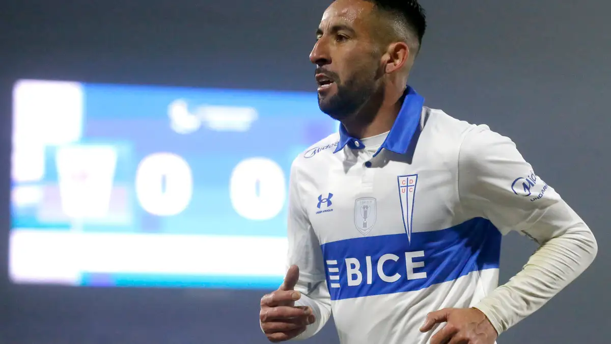 El ‘Huaso’ es criticado por no vestir los colores de la U, club del cual es hincha.