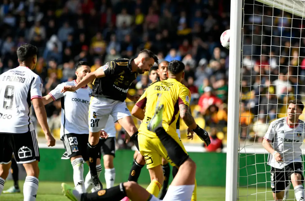 Gustavo Quinteros quedó molesto por el primer gol recibido por Colo-Colo ante Coquimbo Unido.