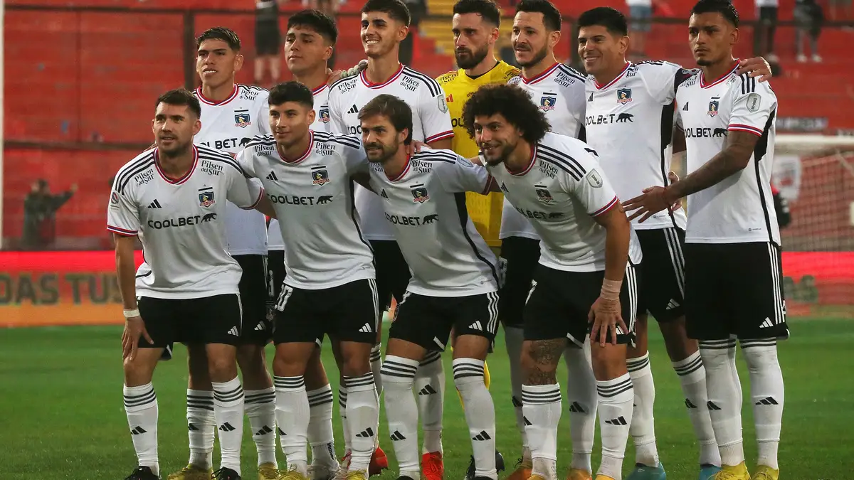 Formación de Colo-Colo en la visita frente a Unión Española, en el Estadio Santa Laura.