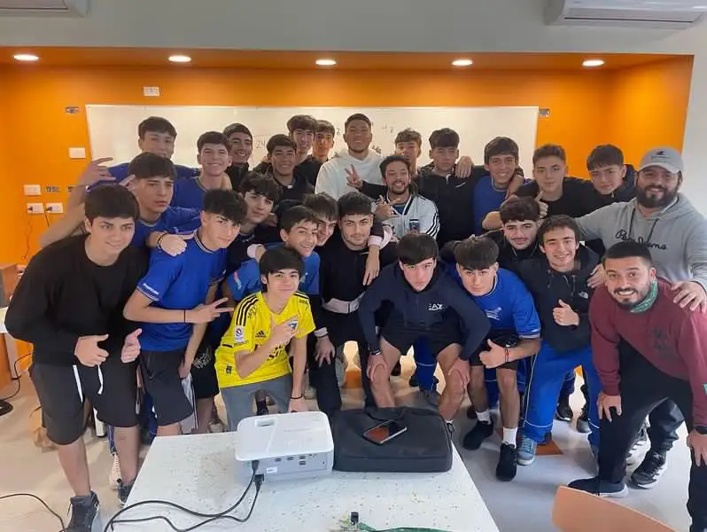 Brayan Cortés junto a los alumnos del Colegio Manquecura Ciudad de los Valles.