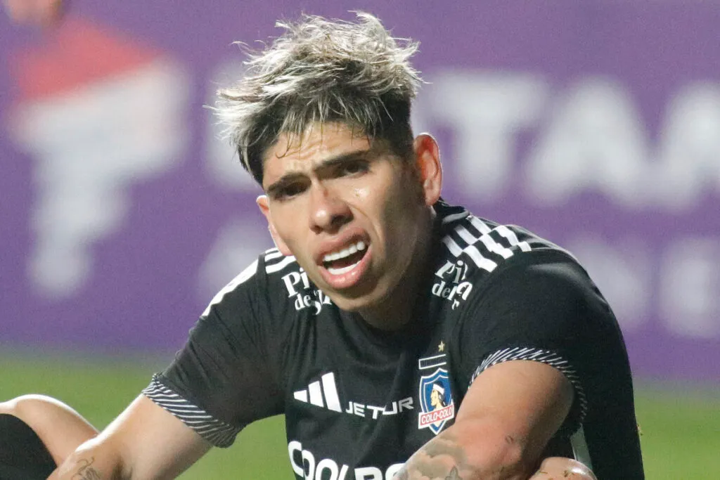 Primer plano de Carlos Palacios con la camiseta de Colo-Colo.