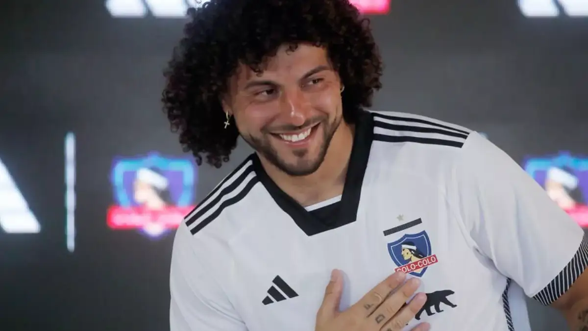 Maximiliano Falcón con la camiseta de Colo-Colo.