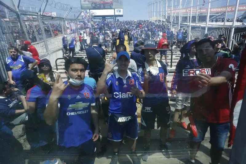 Dos hinchas de Colo-Colo fueron atacados por fanáticos de la u.