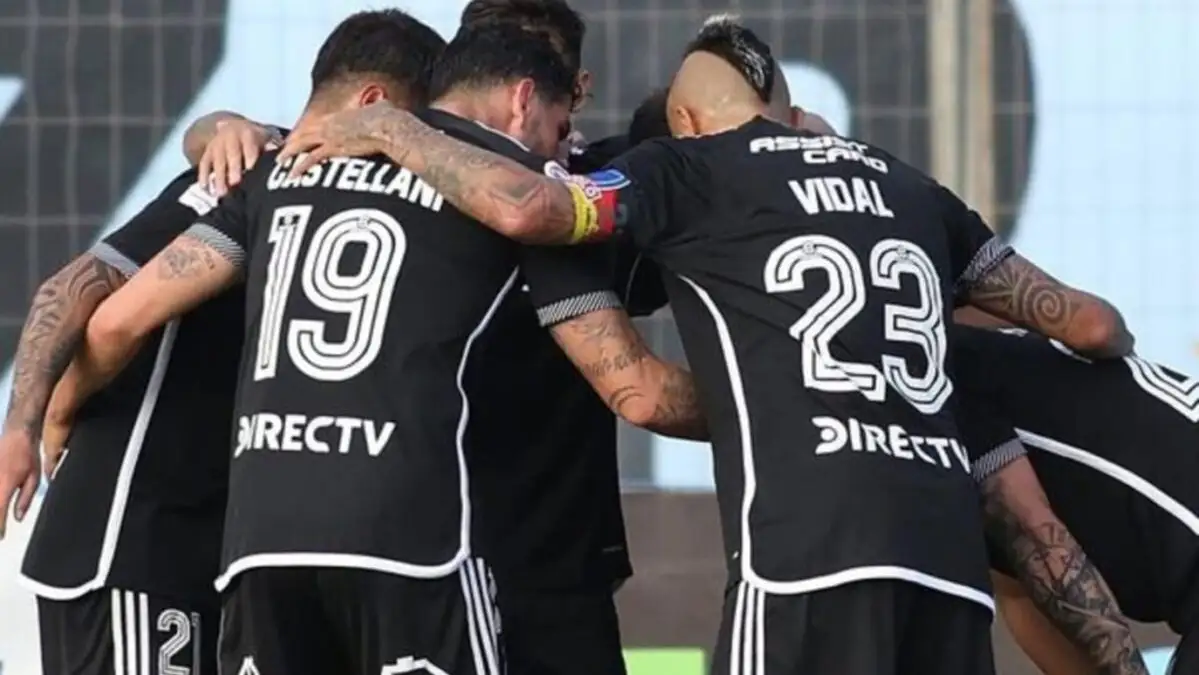Plantel de Colo-Colo abrazado antes de un partido.