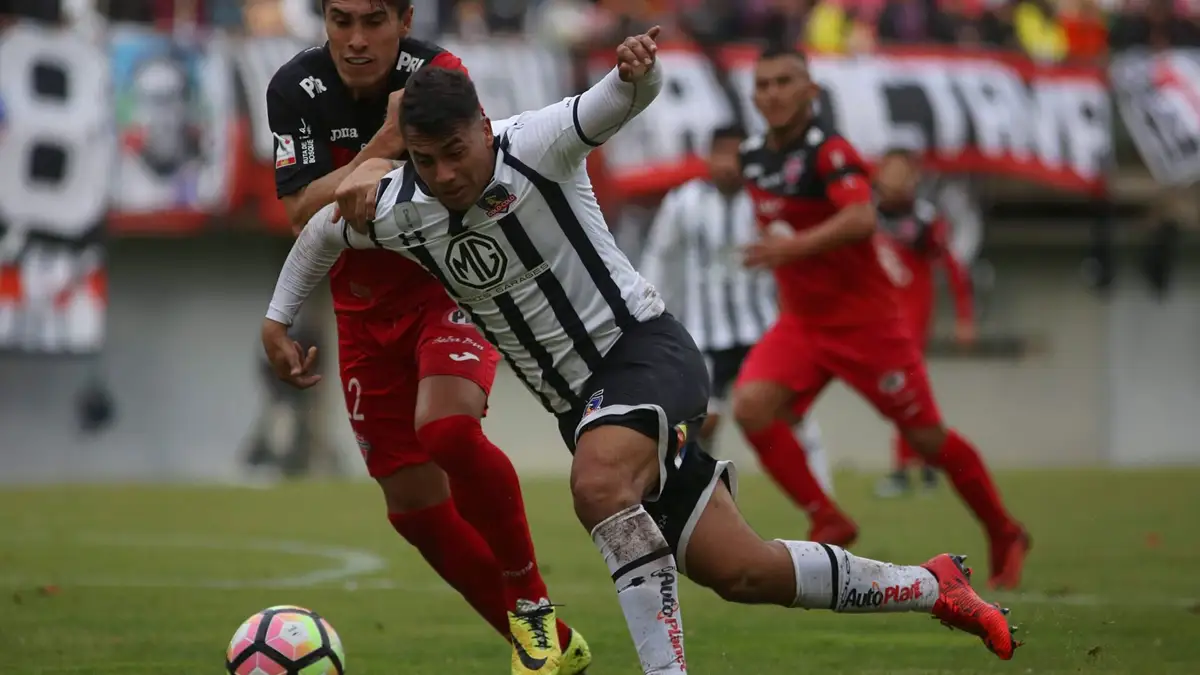 Futbol, Nublense vs Colo Colo. El jugador de Colo Colo Ivan Morales, derecha, disputa el balon contra Hugo Bascunan de Nublense durante el partido por Copa Chile disputado en el estadio Bicentenario Nelson Oyarzun. Chillan, Chile. 09/06/2018 Jose Carvajal/Photosport Football, Nublense vs Colo Colo Colo Colo’s player Ivan Morales, right, battles for the ball against Hugo Bascunan of Nublense during the Copa Chile football match at Bicentenario Nelson Oyarzun stadium in Chillan, Chile. 09/06/2018 Jose Carvajal/Photosport