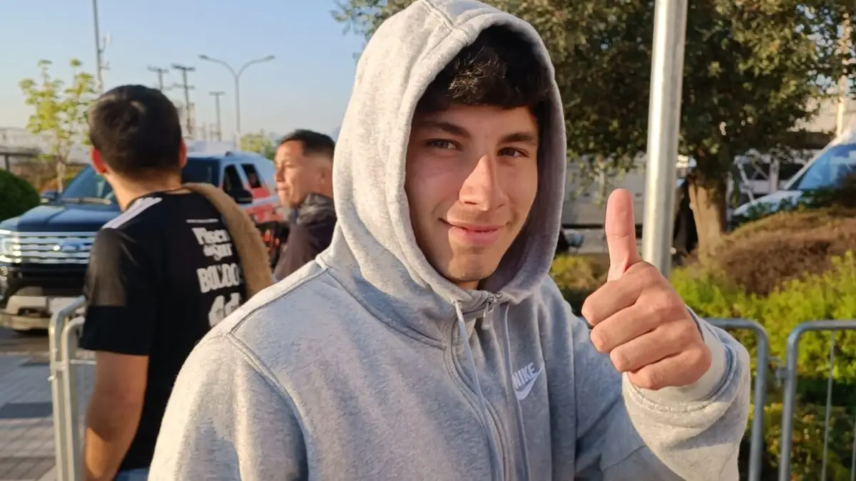 Alexander Oroz viendo un partido de Colo-Colo como público.