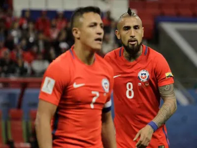 «Miro por TV para aprender»: Figura de Uruguay se deshizo en elogios para Arturo Vidal y Alexis Sánchez