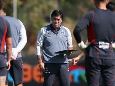 Formación: La gran sorpresa que incluyó Gustavo Quinteros en el banco de suplentes del partido frente a la UC