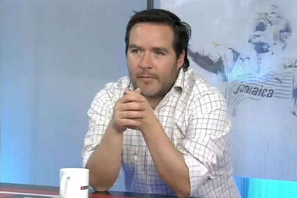 Cristián Camaño con la mirada puesta al frente en un panel de conversación.