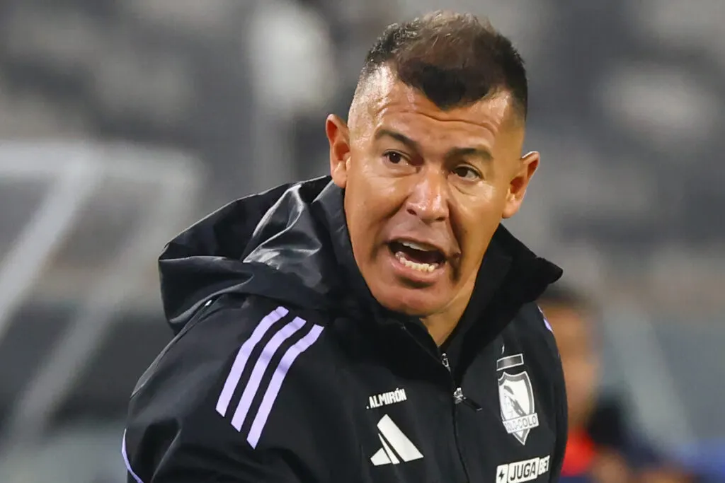 Primer plano de Jorge Almirón dirigiendo a Colo-Colo.