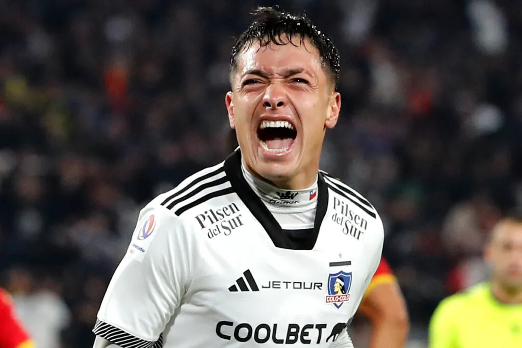 Primer plano de Cristián Zavala celebrando un gol por Colo-Colo.