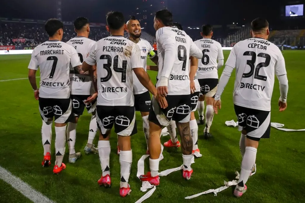 Jugadores de Colo-Colo celebrando un gol.