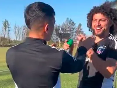 [VIDEO] ¿Será efectiva? La curiosa forma con la que Cristián Zavala protege a Maximiliano Falcón de los mosquitos