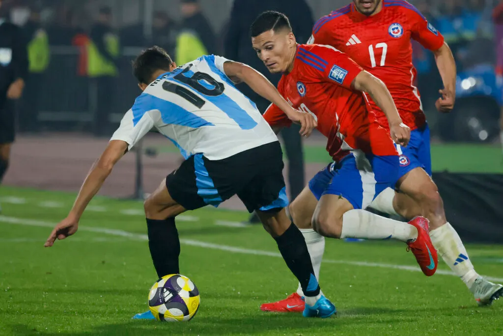 Lucas Cepeda contra Nahuel Molina en duelo de Chile vs Argentina.