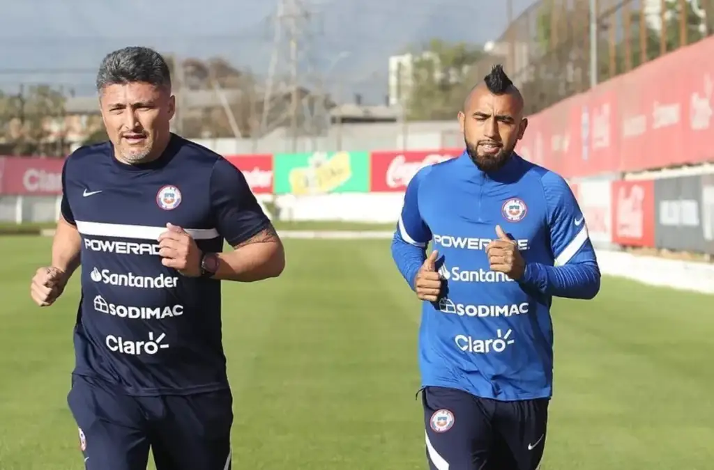 Arturo Vidal llegó con el kinesiólogo Pedro Oñate a Colo-Colo.