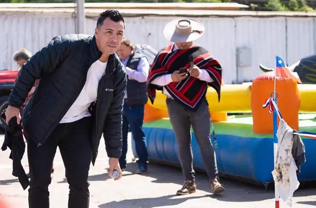 Esteban Paredes jugando a la rayuela.