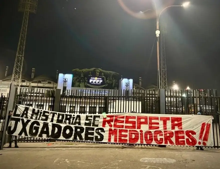 El malestar de los hinchas empieza a manifestarse en las calles.
