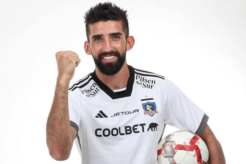 Emiliano Amor con camiseta de Colo-Colo y puño en el aire.