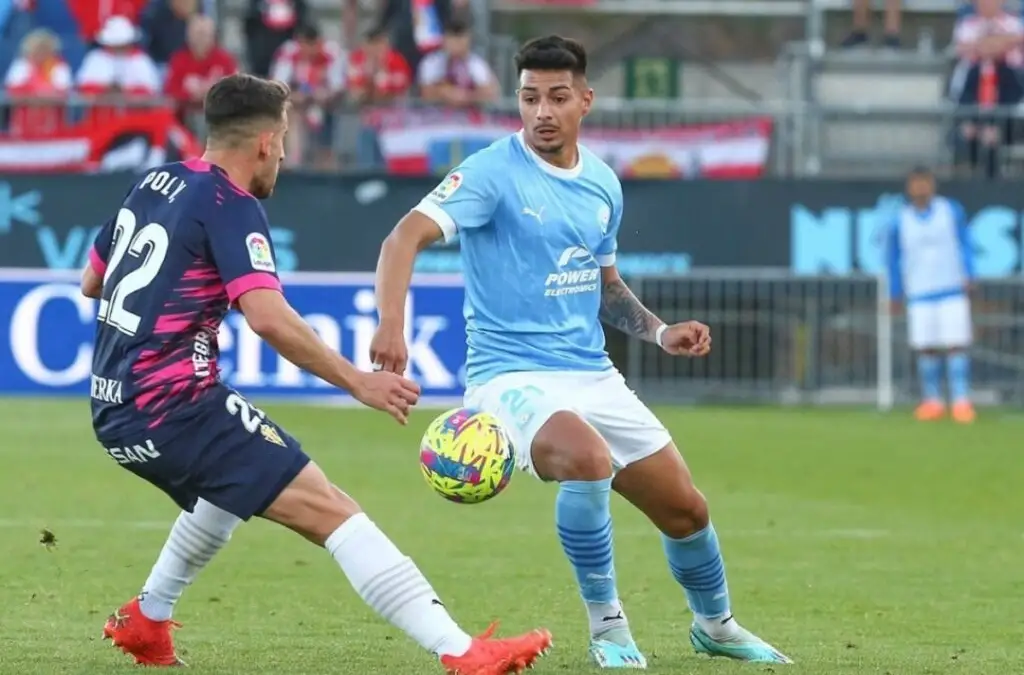 Williams Alarcón jugando con UD Ibiza.