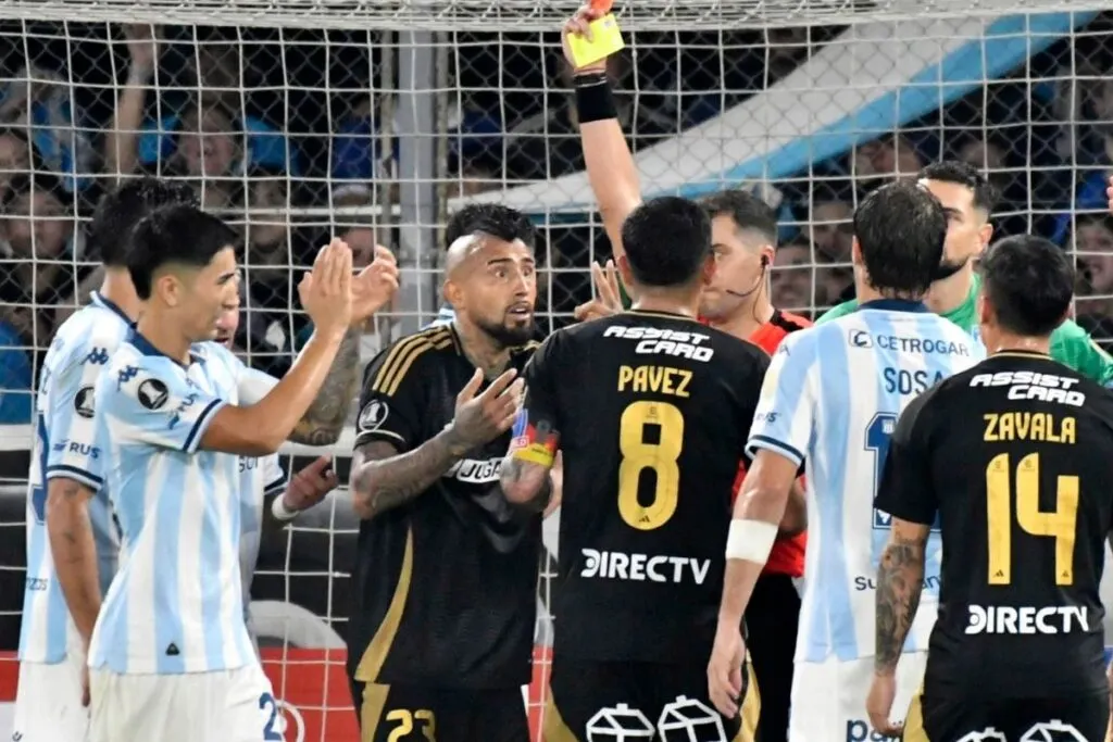 Expulsión Arturo Vidal recibe cánticos de hinchas