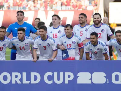 «Estaba jugando un partidazo»: Hinchas destrozan a defensor de la Selección Chilena tras el gol de Venezuela
