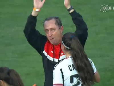 [VIDEO] Un emocionado Luis Mena se despide de Colo-Colo Femenino bajo aplausos de los hinchas