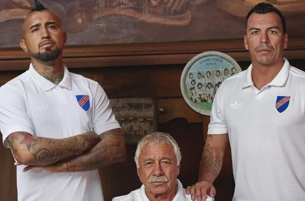 Camiseta conmemorativa del centenario de Colo-Colo.