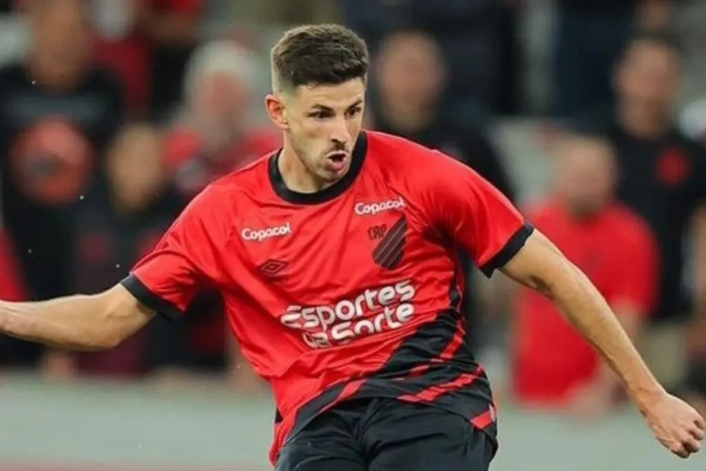 Lucas Di Yorio con camiseta de Athletico Paranaense.