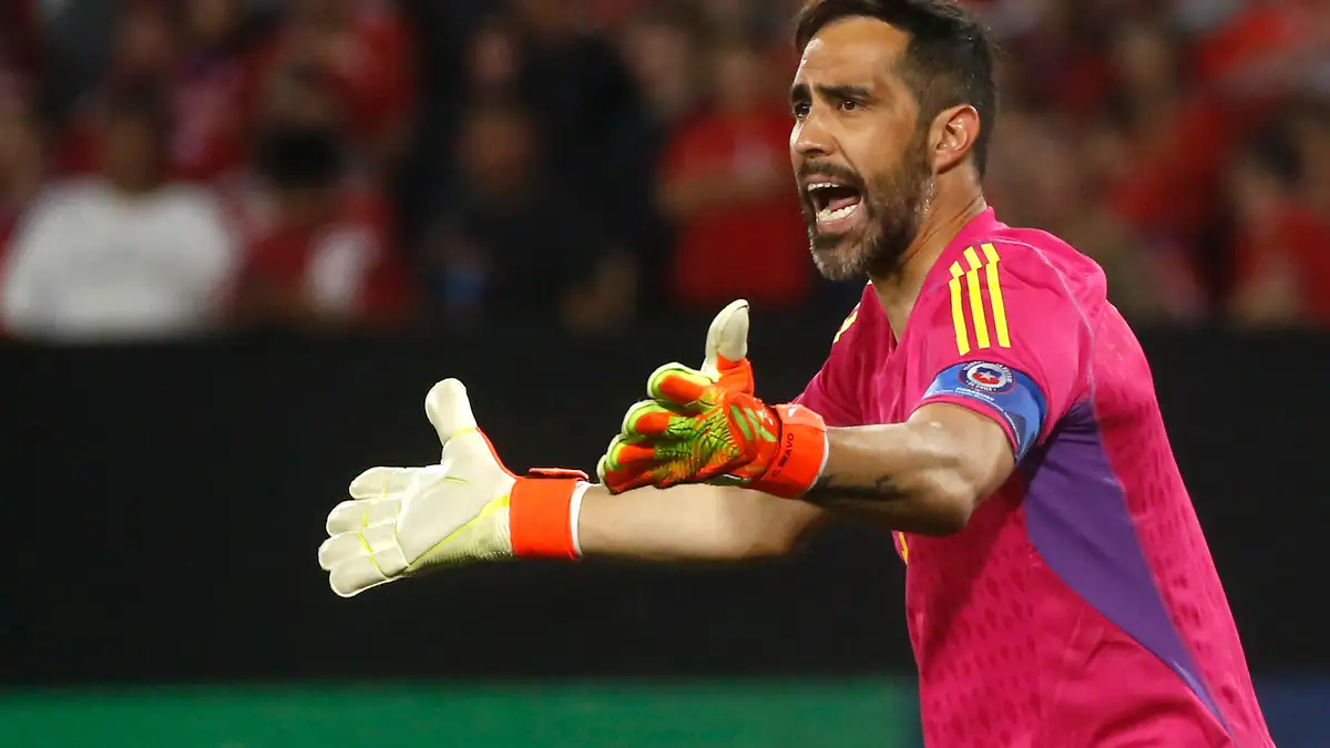 Claudio Bravo con los brazos en alto pidiendo una explicación en el duelo entre Chile y Paraguay rumbo al Mundial de Qatar 2022.