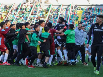 Pasó desapercibido: El tierno gesto de jugadores de Colo-Colo con la escuela de fútbol de Audax Italiano