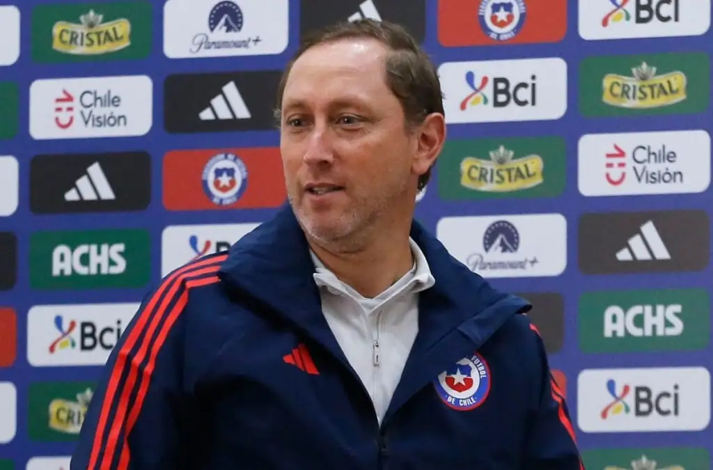 Luis Mena es cuestionado en su rol de técnico de La Roja