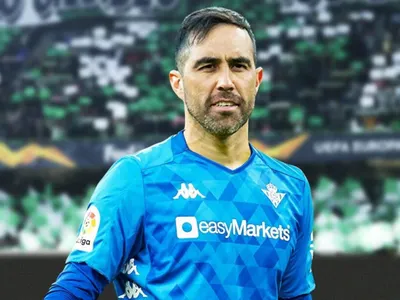 «Leyenda»: Claudio Bravo se llena de elogios en España tras conseguir importante récord jugando por el Real Betis