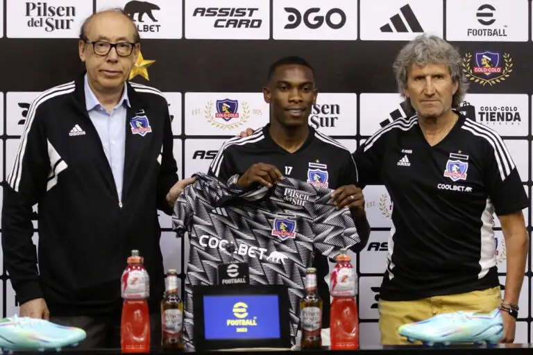 Fabián Castillo en su presentación como nuevo refuerzo de Colo-Colo