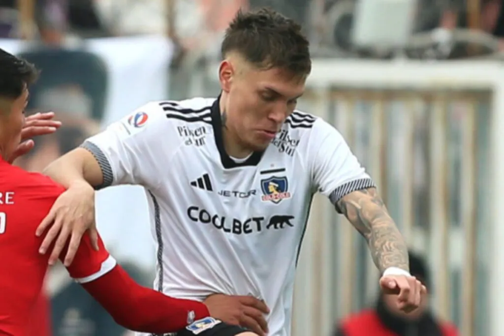 El jugador de Colo-Colo, Lucas Soto en el partido frente a Colegio Quillón.