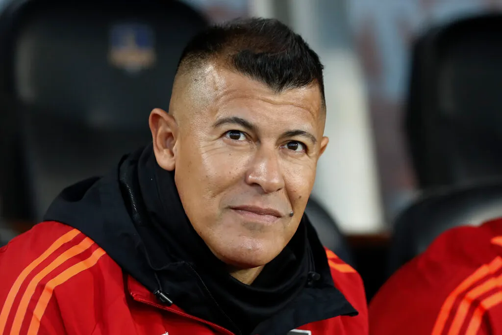 Rostro de Jorge Almirón con indumentaria de Colo-Colo.