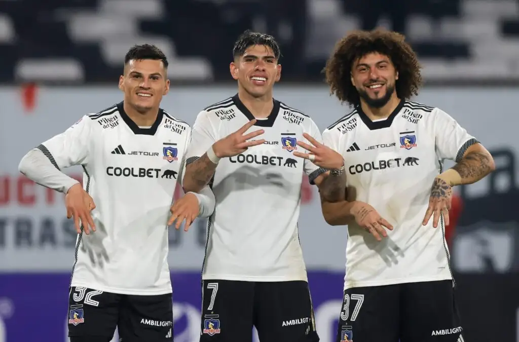 Colo-Colo sufrió la partida de Carlos Palacios y Maximiliano Falcón.
