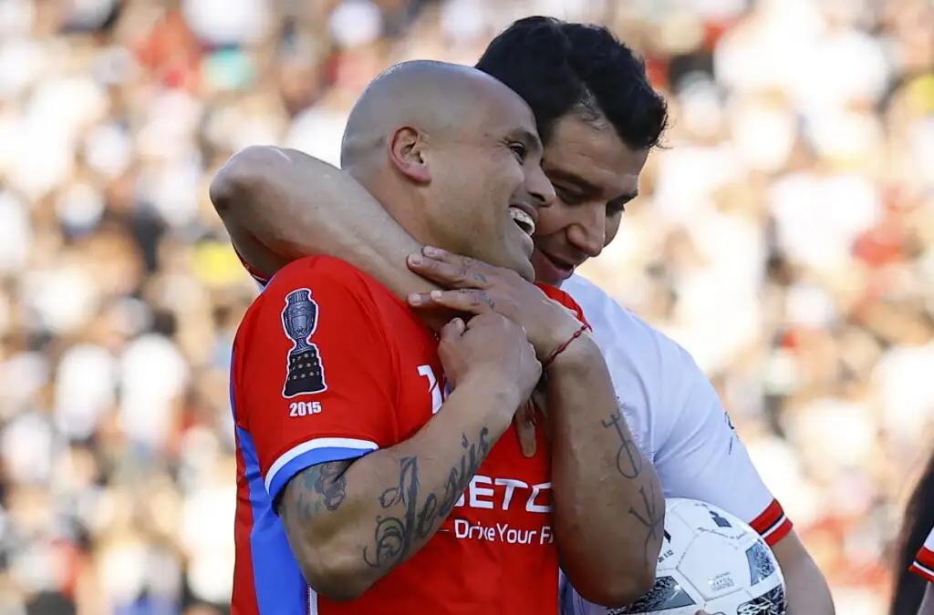 Humberto Suazo volvió al Estadio Monumental para la despedida de Matías Fernández.