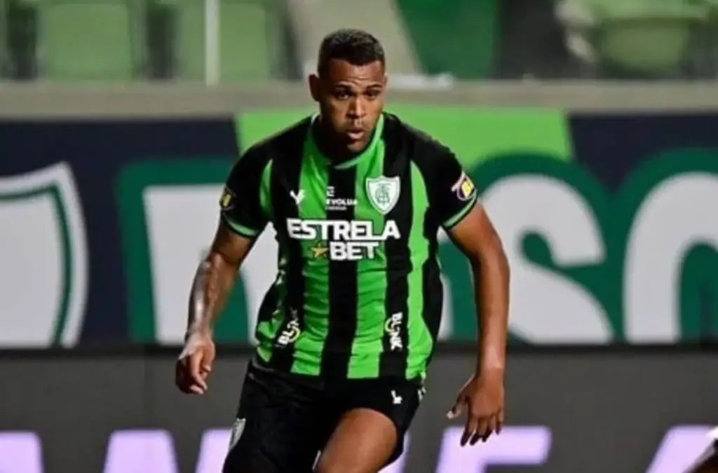 Mikael Felipe con la camiseta de América Mineiro.