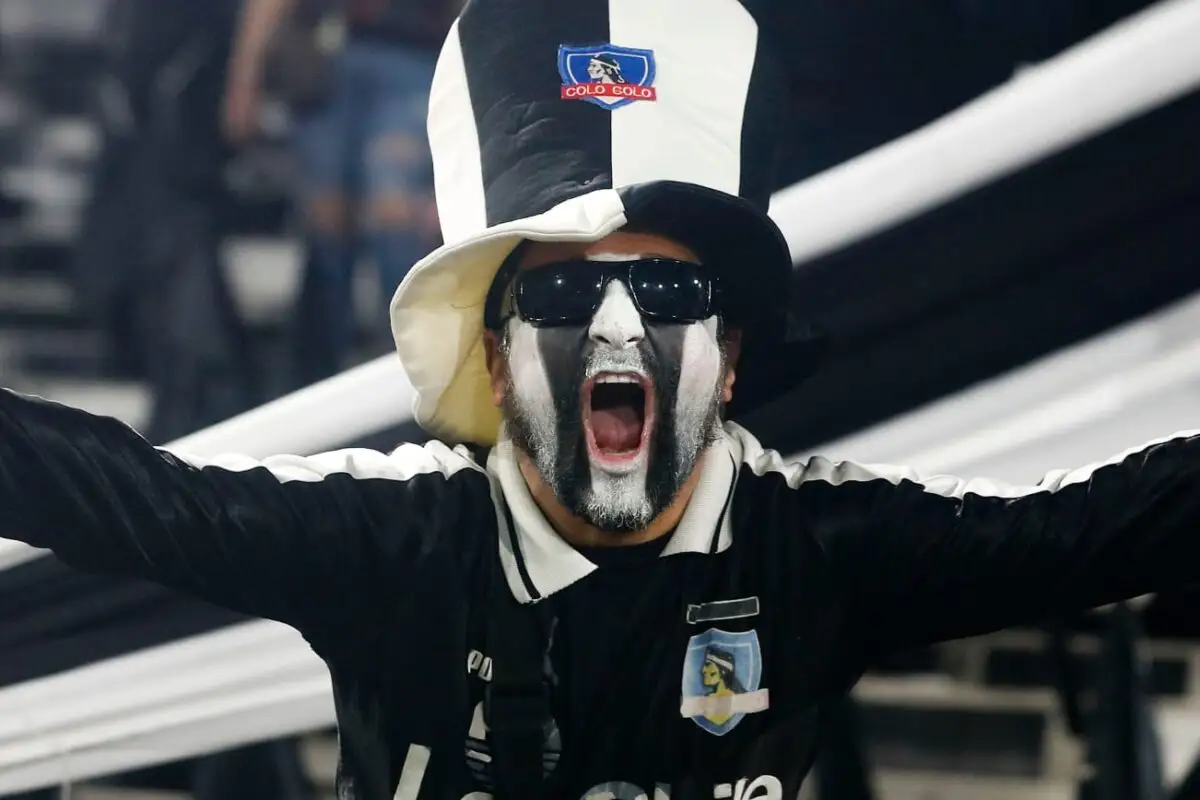 Hincha de Colo-Colo con la cara pintada.