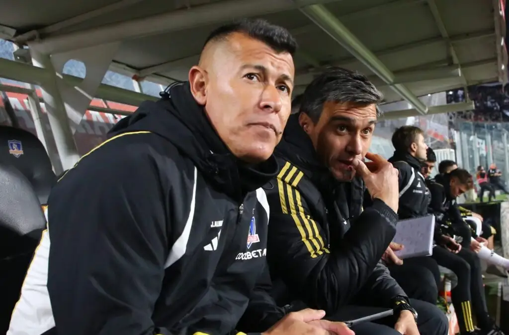 Jorge Almirón en el banco de suplentes de Colo-Colo.