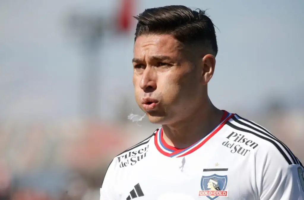 Óscar Opazo llegó a las tres tarjetas amarillas en Copa Libertadores.