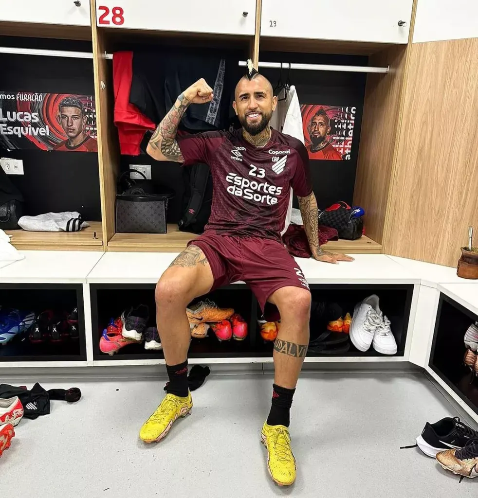 Arturo Vidal con un puño al aire en el camarín de Athletico Paranaense tras su retorno a los entrenamientos en Brasil.